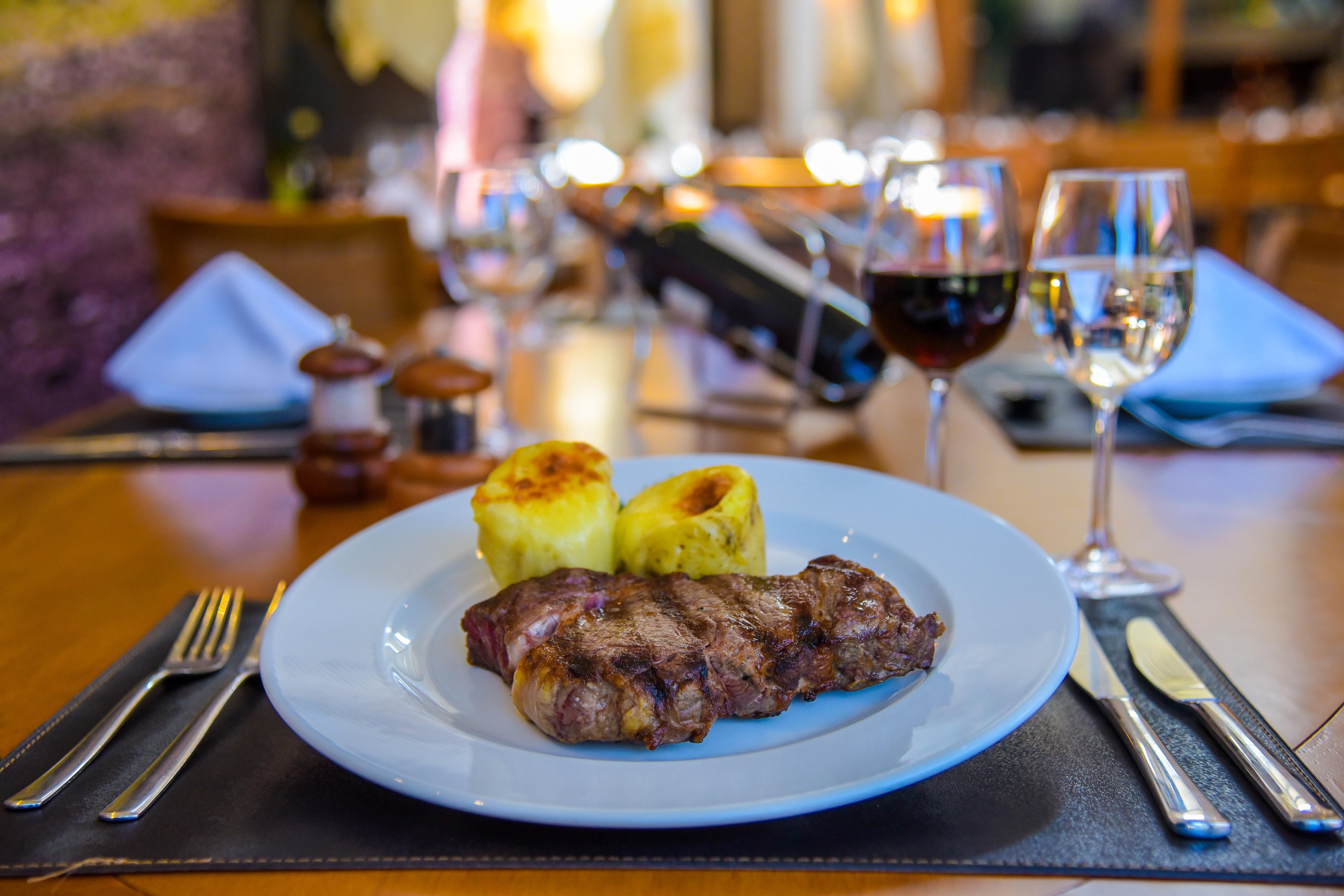 Wish Serrano Resort Gramado Exterior photo A steak with baked apples