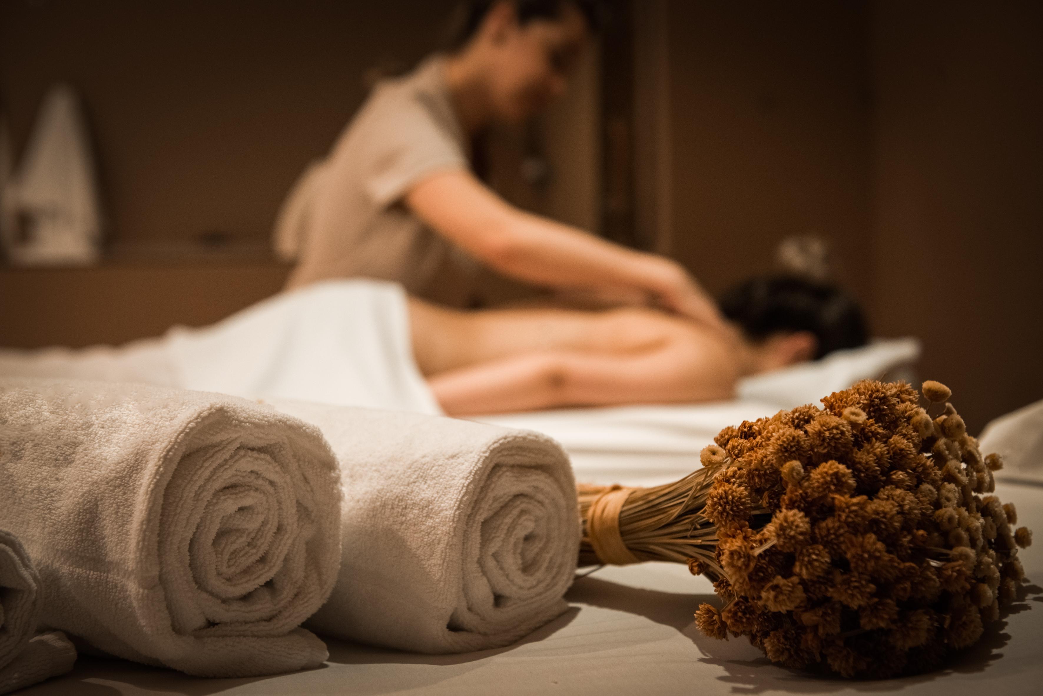Wish Serrano Resort Gramado Exterior photo A woman receiving a massage
